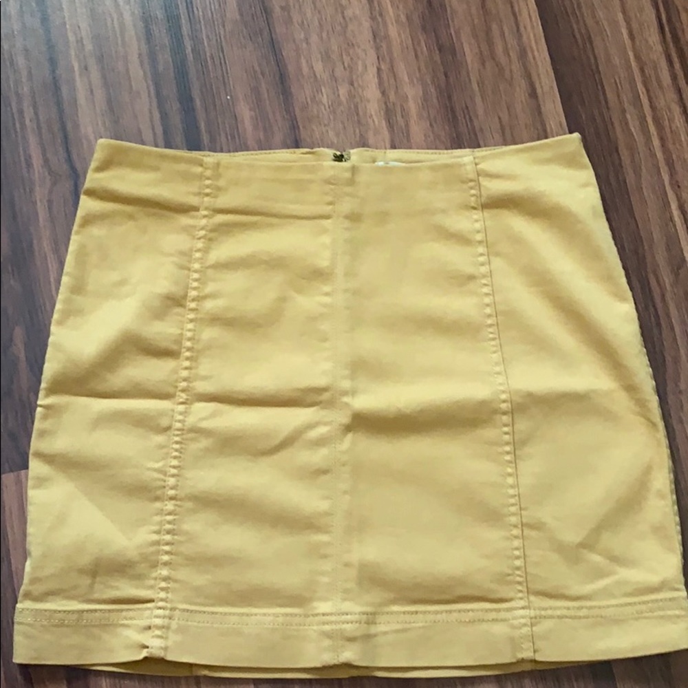 Goldish/Yellow skirt